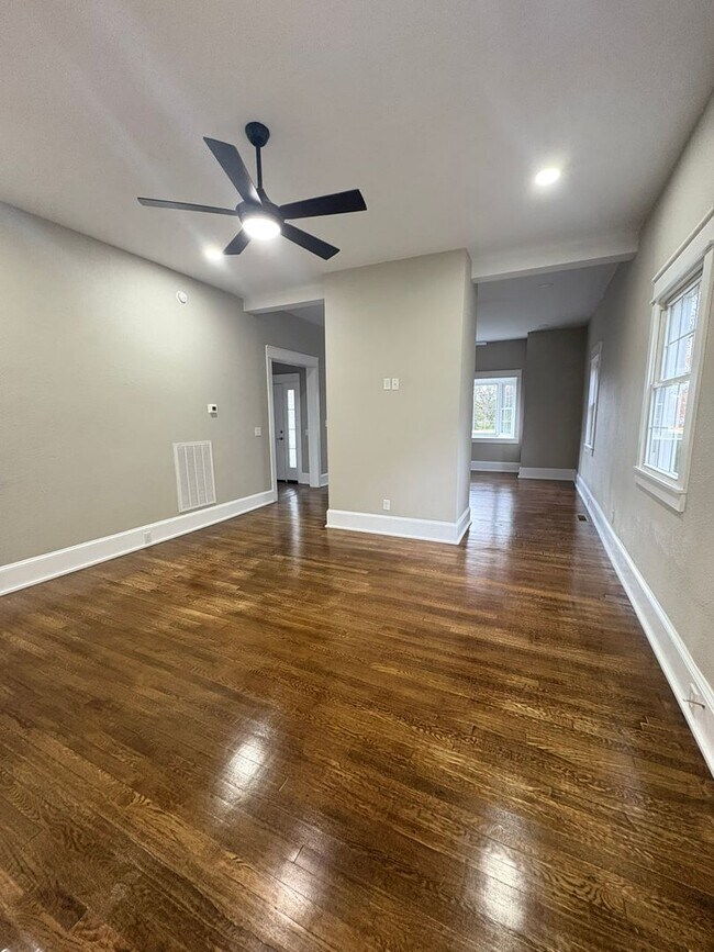 Foto del edificio - Historic Charm Meets Modern Living – Steps...