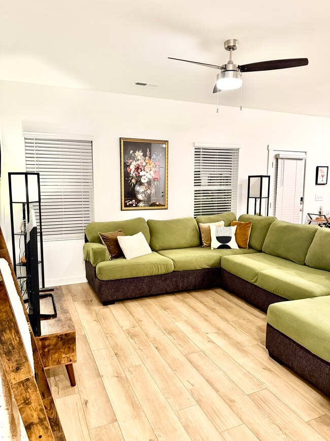 Building Photo - Luxury Townhome