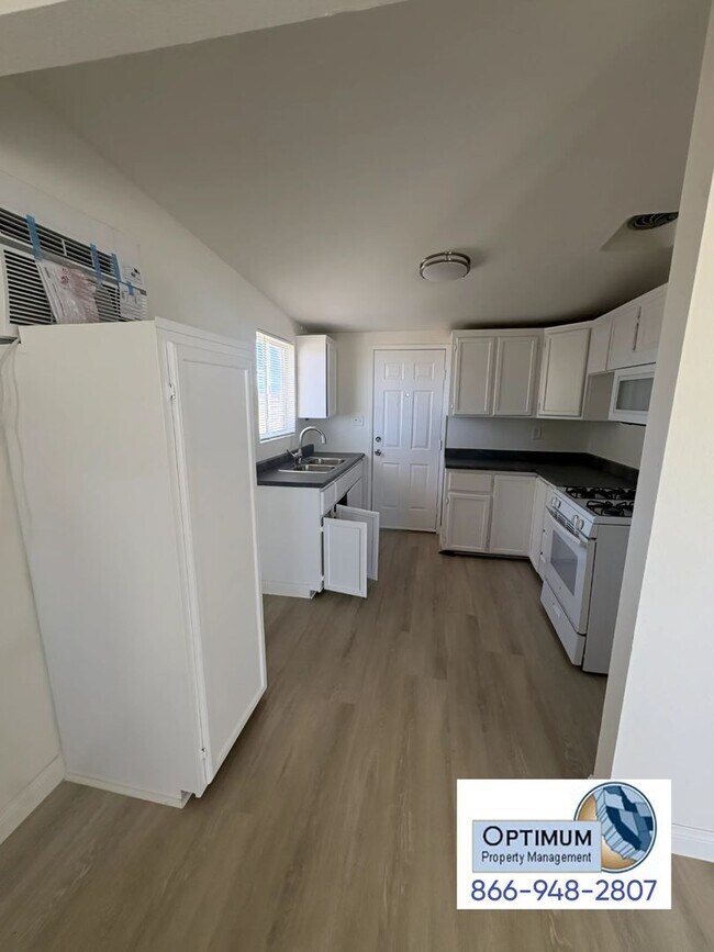 Foto del edificio - 16823-16823 Bear Valley Rd