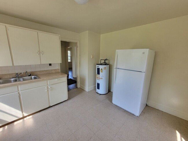 Building Photo - 2 Bedroom House