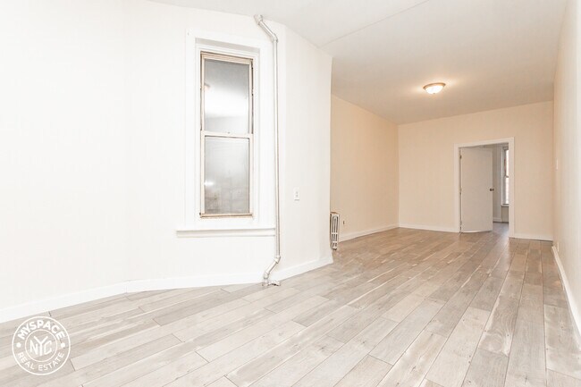 Foto del edificio - 790 Madison St