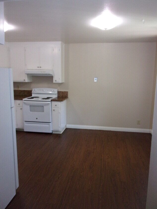 Primary Photo - 1210 Halford Ave