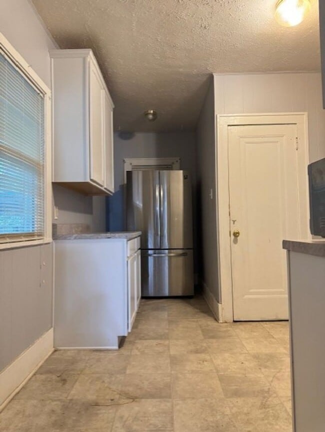 Building Photo - 3 Bedroom House Available Now!!
