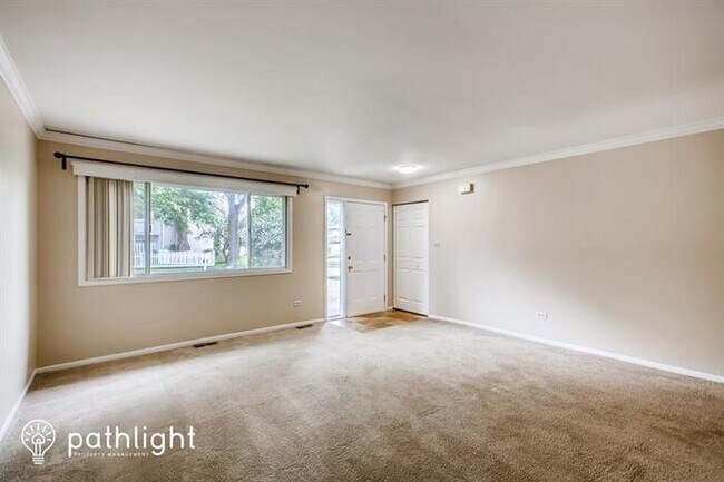 Foto del edificio - 12 Lorraine Ave, Woodridge, IL, 60517