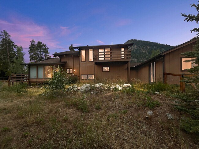 Building Photo - 3 bedroom plus loft! Furnished property Fr...