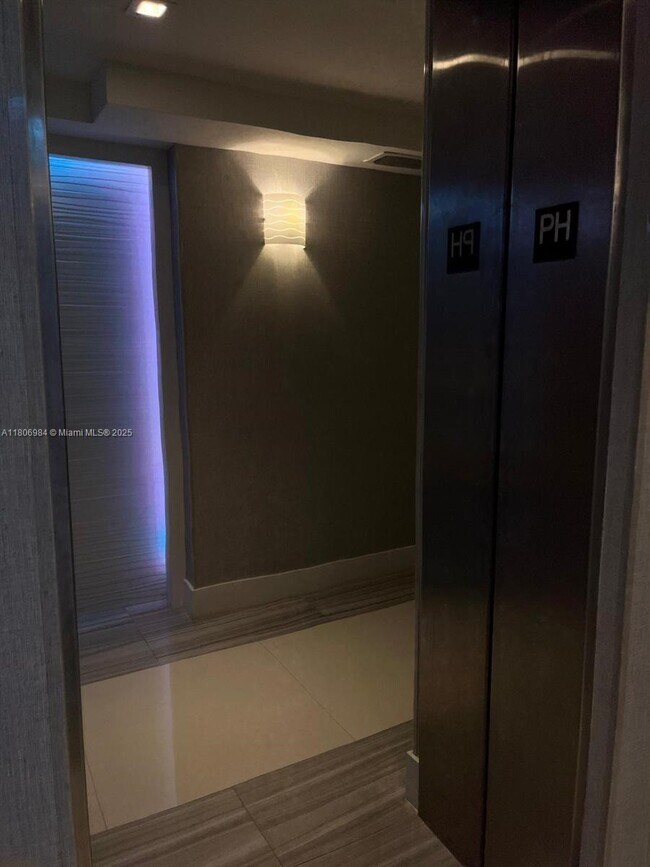 Foto del edificio - 2457 Collins Ave