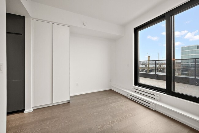 Building Photo - 585 Av. Glengarry