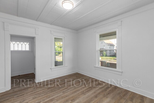 Building Photo - 3 Bed Single-Family Home Near Aultman Hospital – $1,595/mo