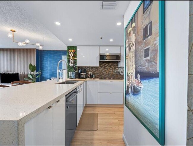 Building Photo - 7601 E Treasure Dr