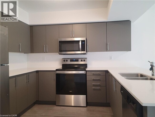 Building Photo - 205 W Oak Trl