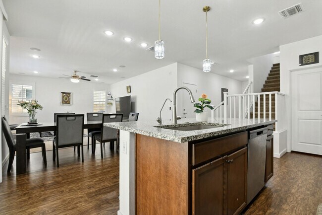 Building Photo - 1350 W Javelina Dr