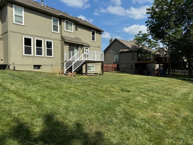 Building Photo - 15404 Maple St