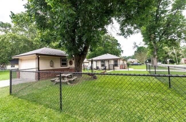 Building Photo - 316 Bales St