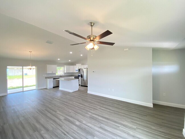 Foto del edificio - Custom Home - Desirable SE Ocala Neighborhood 3/2/2 **Wont Last**