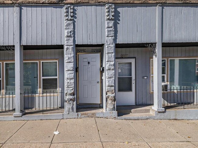 2422 1/2 S 16th St - 2422 1/2 S 16th St Apartment