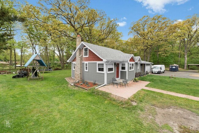 Building Photo - 584 E River Rd