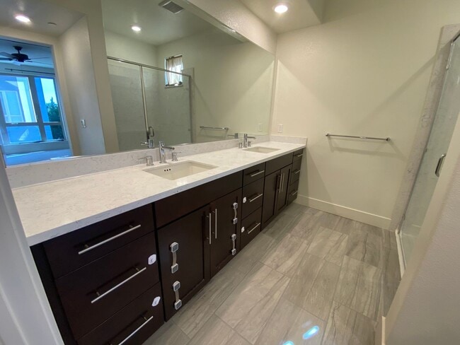 Building Photo - Welcome to this stunning 3 bedroom 2.5 bat...