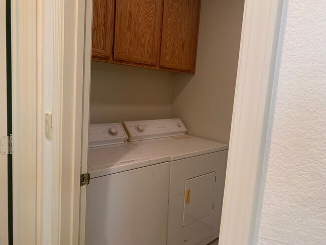 Building Photo - Spacious 3 bed/2.5 bath townhome in Danville