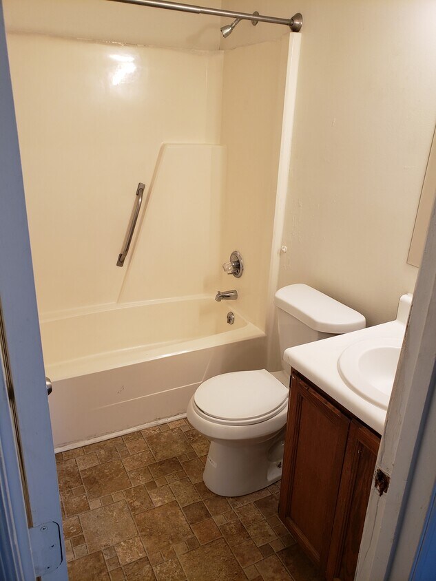 1143 Glendale Dr, Greensboro, NC 27406 Townhome Rentals in Greensboro