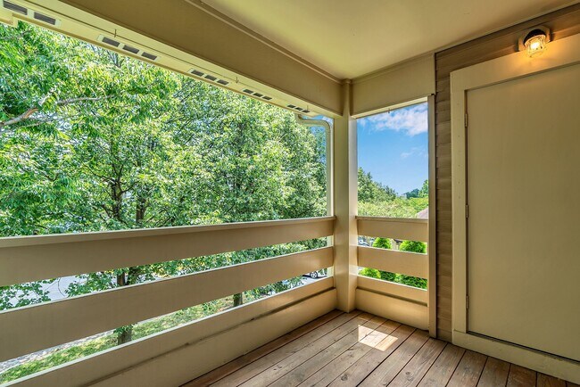 Foto del edificio - Rarely Available 2-Level, 2 Bed 2 Bath Upp...