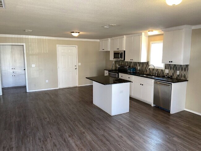 Building Photo - New, Well Kept 3/2 Home Close to Texas Tech!