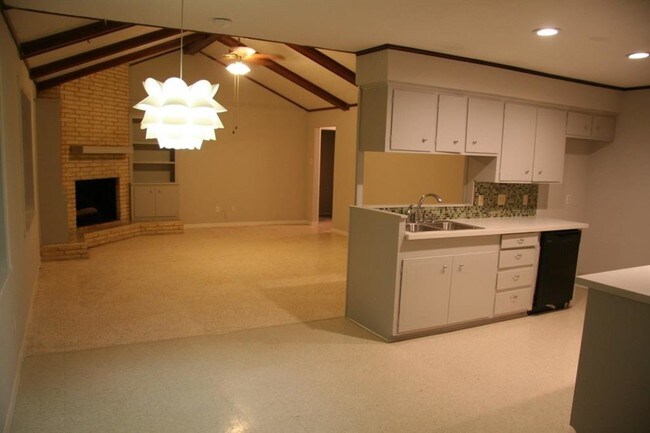 Building Photo - 1200 Shady Oak Ln