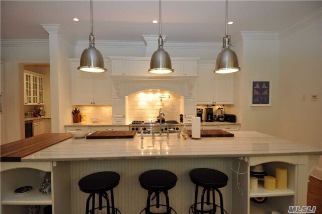 Building Photo - 8 West Hills Ct