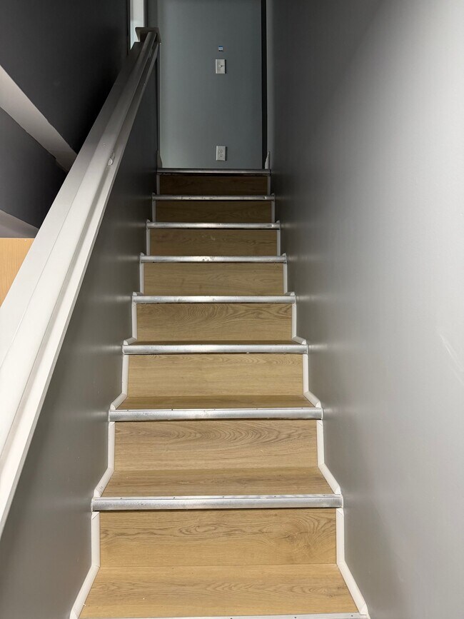 Building Photo - 427 S Augusta Ave