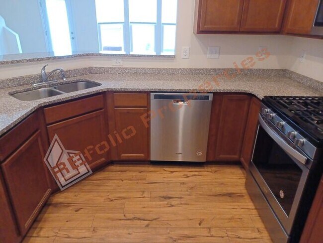 Building Photo - Beautiful 3 BD 2.5 BA Townhome w/1-Car Gar...