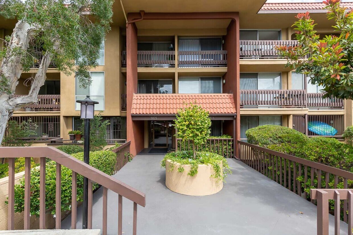 Primary Photo - *!* $500 OFF 1ST MONTH'S RENT!!! GREAT LOC...