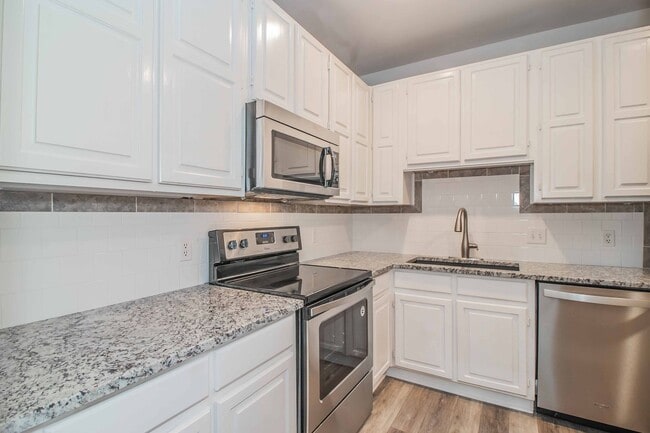 Building Photo - COMING SOON! Recently Renovated 1-Bedroom ...