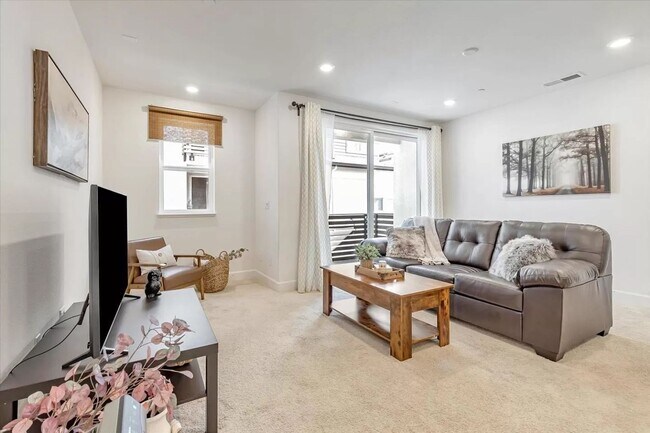 Building Photo - 2 BEDROOM CONDO IN BEAUTIFUL FREMONT COMMU...