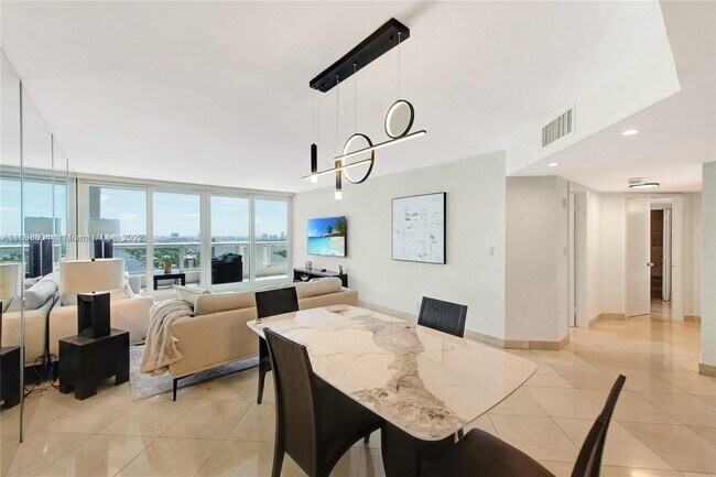 Foto del edificio - 1717 N Bayshore Dr