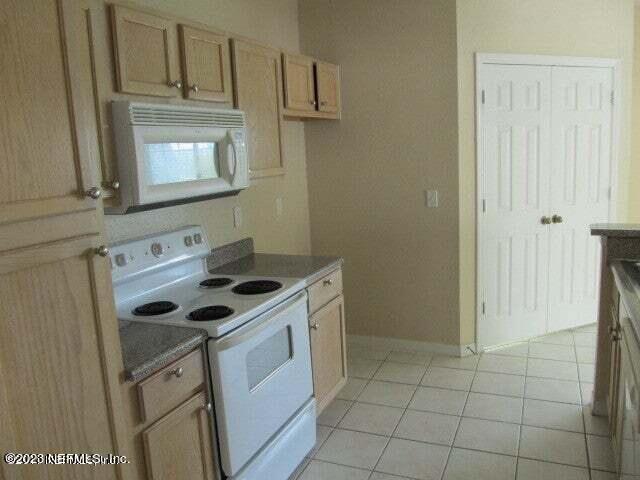 Building Photo - 7800 Point Meadows Dr