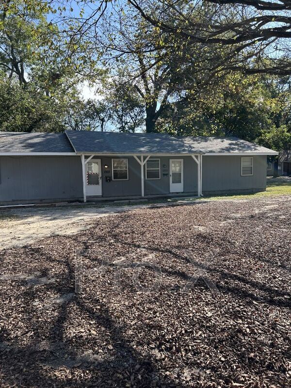 Foto principal - 1301 E 9th St