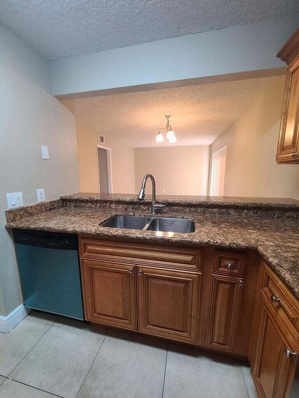 Foto del edificio - 1517 Lake Crystal Dr