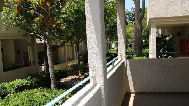 Foto del edificio - 2 Bed, 2 Bath Condo in the Gated Malibu Cr...