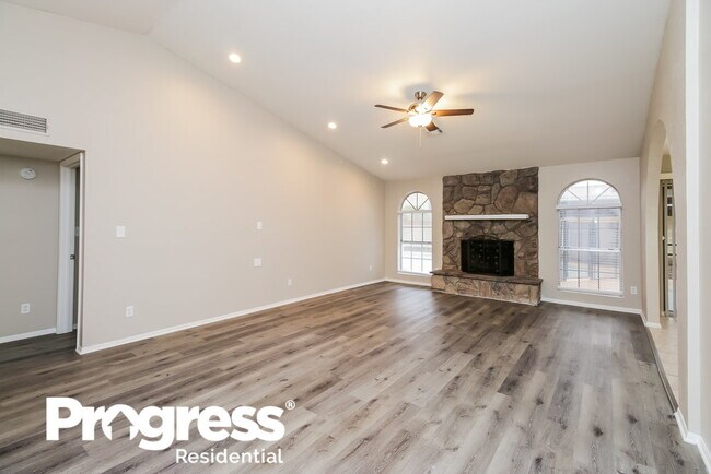 Building Photo - 431 E San Pedro Ave