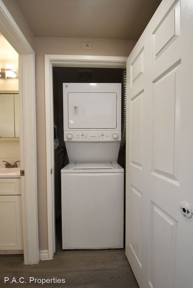 Building Photo - 2 br, 2 bath Apartment - 11311 Morrison St...