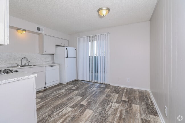 2BR, 1BA - 1000SF -- Dining Area - Crossings at Sixty Six