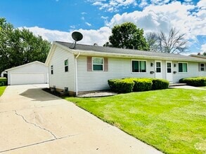 Building Photo - 648 Fern St