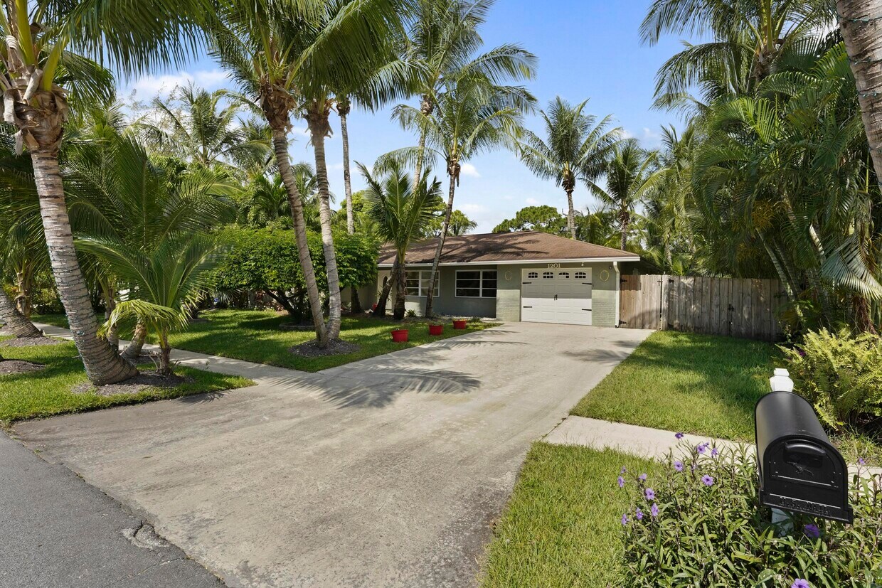 Foto principal - 1201 NW 7th Ct
