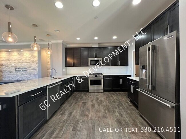 Building Photo - ***  NEWER CONST / FULL SIZED W&D IN UNIT ...
