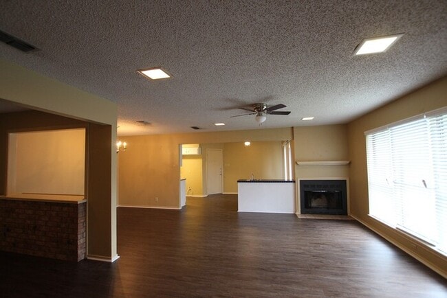 Building Photo - Spacious 2-Bedroom, 2-Bathroom Duplex with...
