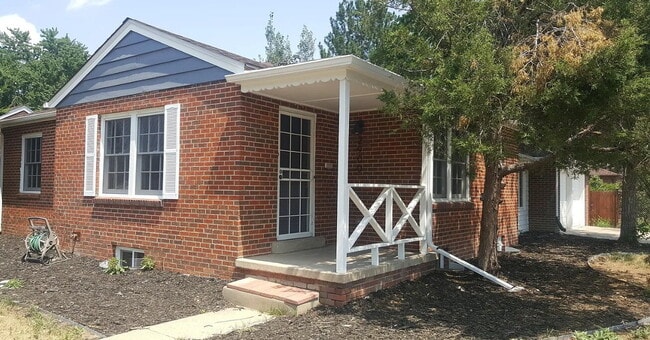 Spacious 5-Bedroom Gem on Locust Street – ... - Spacious 5-Bedroom Gem on Locust Street – ... House