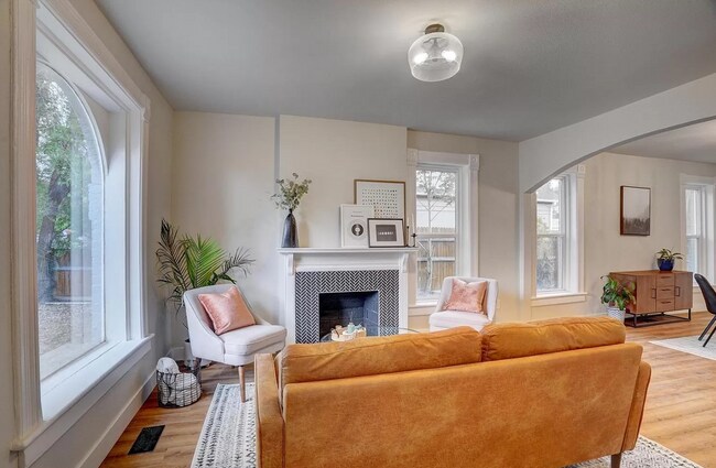 Living room - 433 S Logan St
