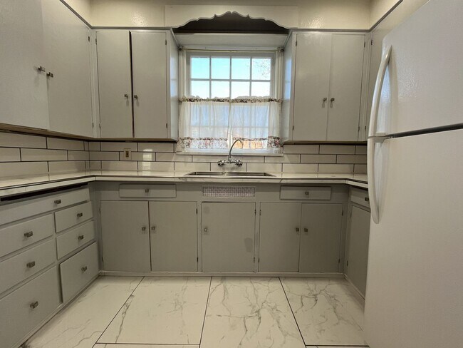 Foto del edificio - Spacious Multi-Level Living with Vaulted Ceilings and Backyard Access