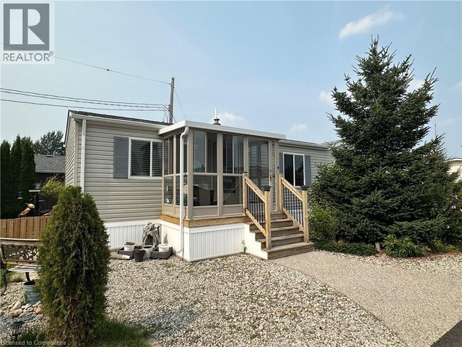 Building Photo - 17 Hemlock Crescent