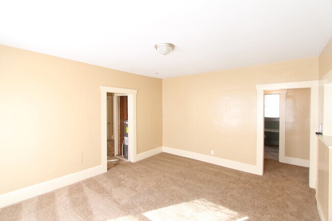Building Photo - New On The Market! Fresh New Updates!! Bet...