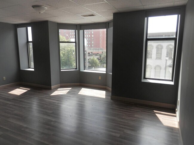 Building Photo - 631 E Washington St